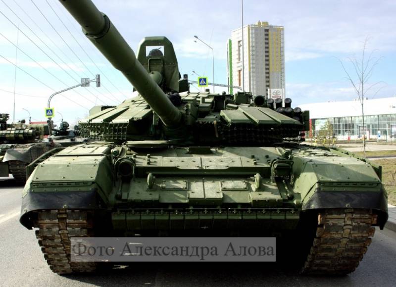 تجهیزات قسمت جلویی پایین مود بدنه T-72B3. حفاظت پویا 2022. یک شبکه ضد تجمع روی بلوک های برج DZ قابل مشاهده است