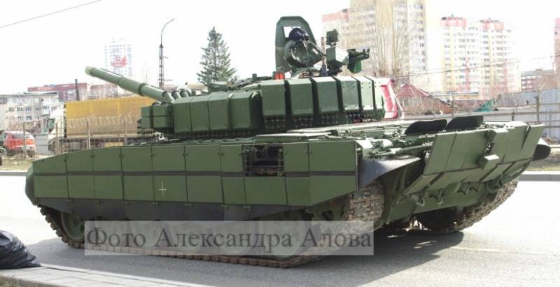 قسمت انتهایی بدنه و برجک مدرن T-72B3 arr. 2022. حفاظت پویا در تمام طول مسیر