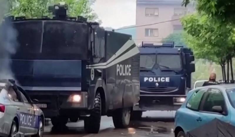 Полиция Косово начала штурм возведенных сербами на севере края баррикад