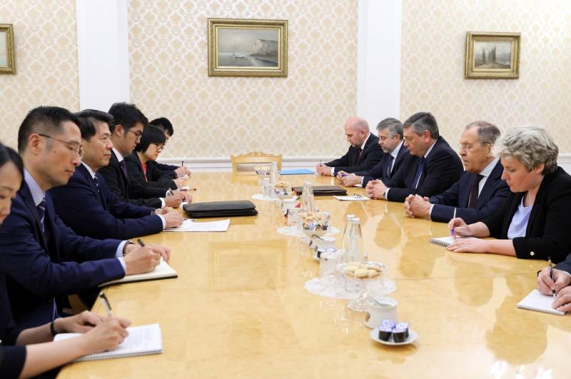 Глава МИД РФ на встрече со спецпредставителем КНР подтвердил приверженность дипломатическому решению украинского кризиса
