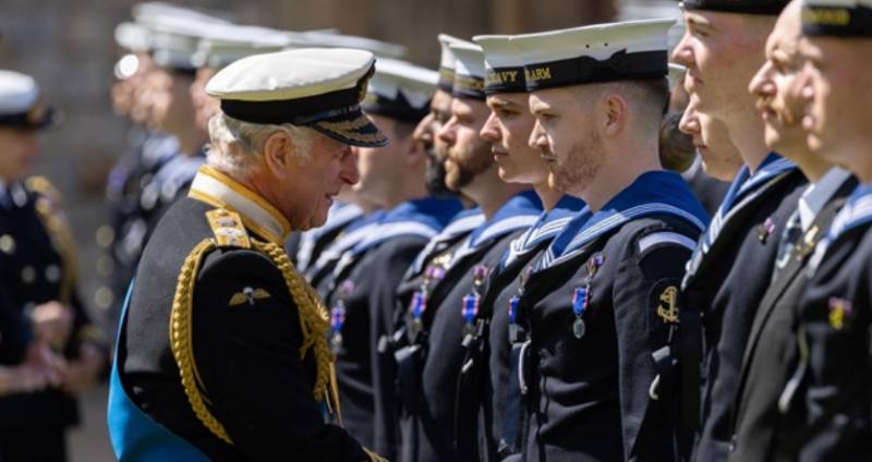 El rey británico Carlos III otorgó a los marineros e infantes de marina premios estatales por participar en el funeral de Isabel II