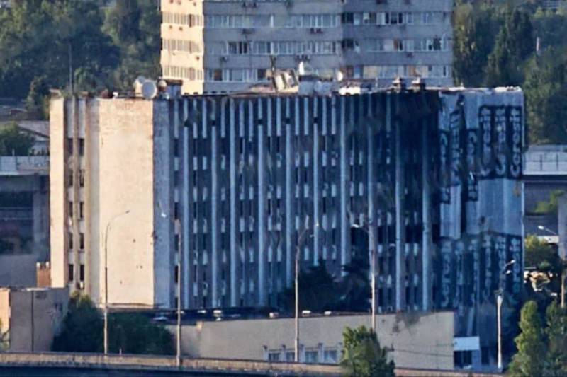В сети появились снимки, подписи к которым говорят о том, что это здания комплекса ГУР в Киеве после нанесения удара