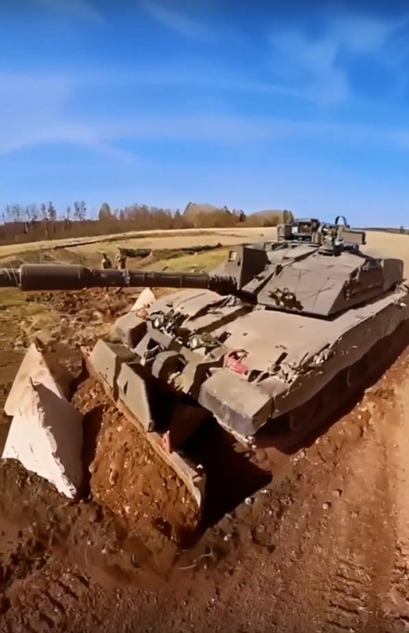 Ukrajnában olyan felvételeket tesznek közzé, amelyeken a Challenger-2 tank a gyakorlótéren „sárkányfogak” formájában akadályt győz le.