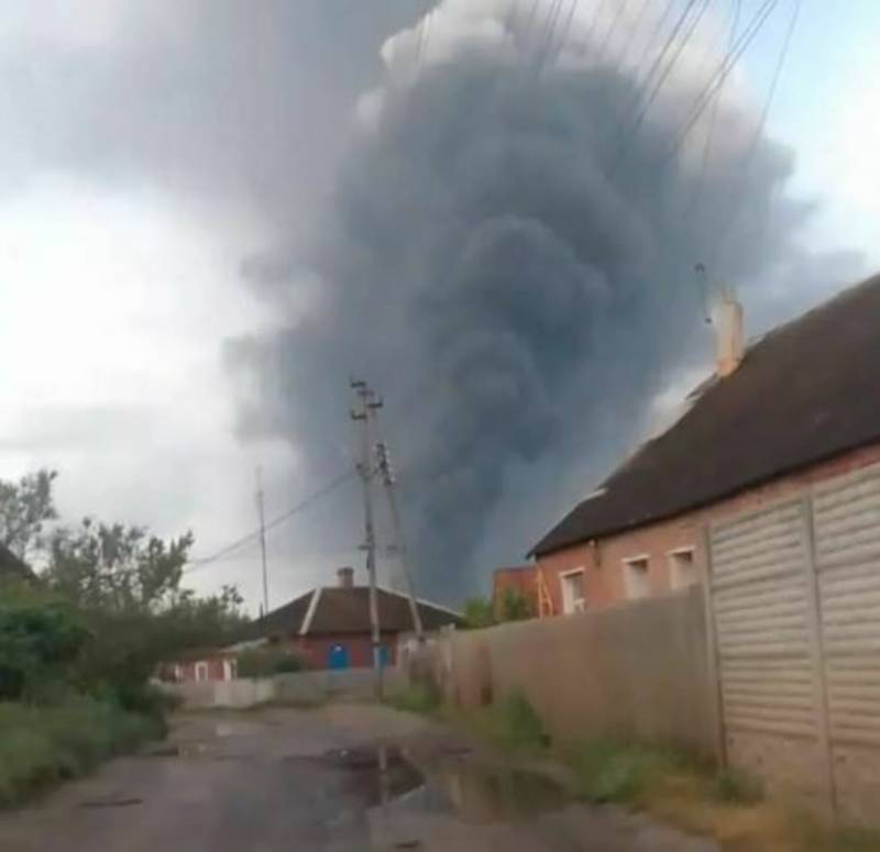 Kharkiv 지역의 Merefa시의 정유소에 대한 러시아 UAV 공격의 결과에 대한 영상이 표시됩니다.