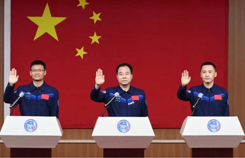 Китай отправляет в космос своего первого гражданского космонавта