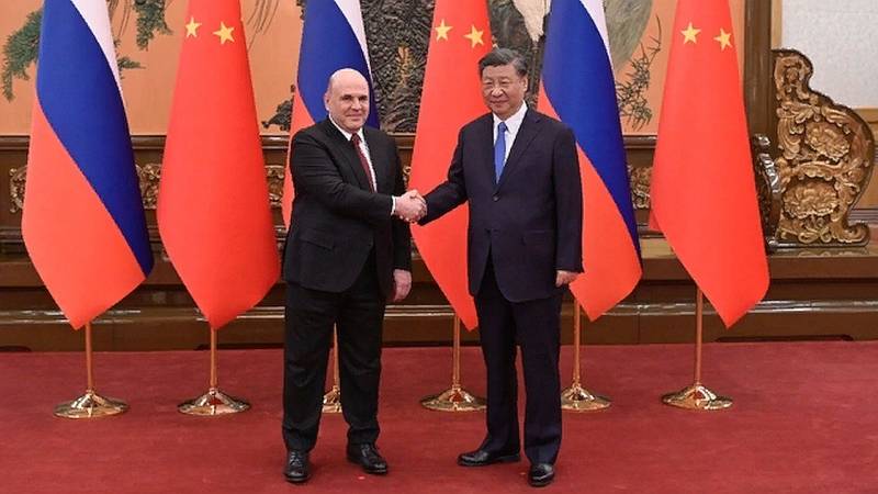 У Пекингу је шеф руске владе пренео „другарске поздраве” Владимира Путина председнику НР Кине.