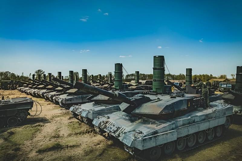 Польские танки Leopard 2 отрабатывают форсирование водной преграды рядом с белорусской границей