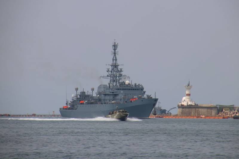 Отбивший атаку украинских морских дронов разведывательный корабль «Иван Хурс» вернулся в Севастополь