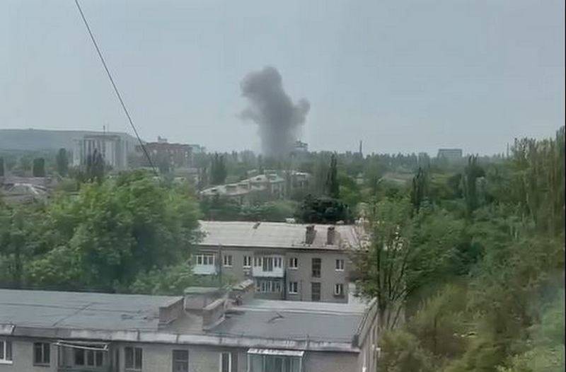 Als gevolg van de staking van de HIMARS MLRS in het Kalininsky-district van Donetsk werd het gebouw van het Wetenschappelijk Onderzoeksinstituut verwoest