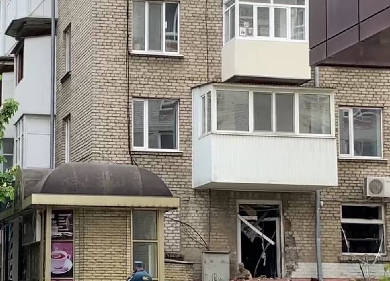 Появились кадры последствий взрыва в парикмахерской в центре Луганска