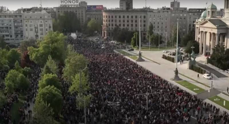 Politico: Президент Сербии пообещал не допустить «евромайдана» в Белграде на фоне протестов, охвативших республику