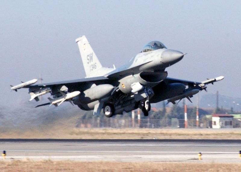 Военный аналитик предупредил о возможностях ВКС России уничтожить переданные Украине самолеты F-16 за одну ночь