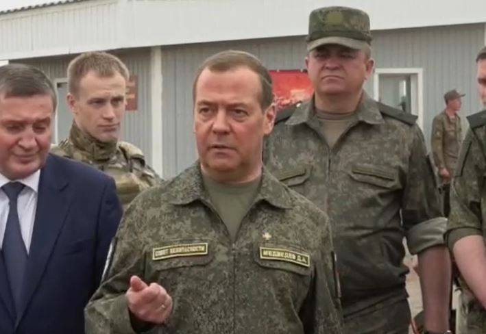 Зампред Совбеза РФ Дмитрий Медведев назвал темпы роста выпуска военной продукции «впечатляющими»