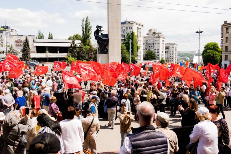 В столице Молдавии проходит митинг против отмены Дня Победы 9 мая, по факту - "Бессмертный полк". 1685797555_5