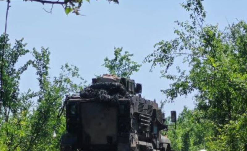 Abandonnés par les forces armées ukrainiennes en direction de Yuzhnodonetsk, des véhicules blindés américains MaxxPro ont heurté le châssis