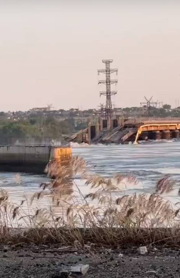 Poucas horas após a destruição da infraestrutura da UHE Kakhovskaya, o nível da água a jusante subiu 2,5 m