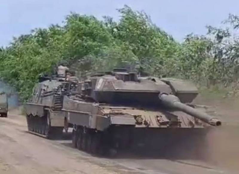 乌克兰武装部队一辆被地雷爆炸的豹 2A6 坦克的撤离进入画面