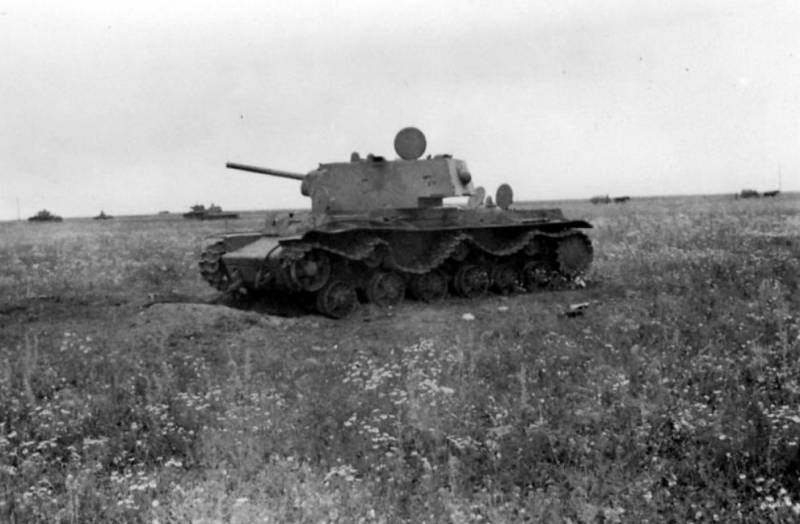 Kolobanov 중위의 지휘하에 승무원의 위업 : 1 차 세계 대전 중 KV-XNUMX 탱크 사용 사례 중 하나