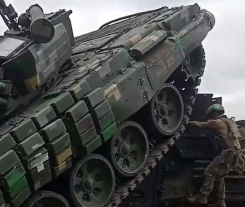 Танк ВСУ после атаки БПЛА «Ланцет» буквально «запрыгнул» на бронеавтомобиль американского производства