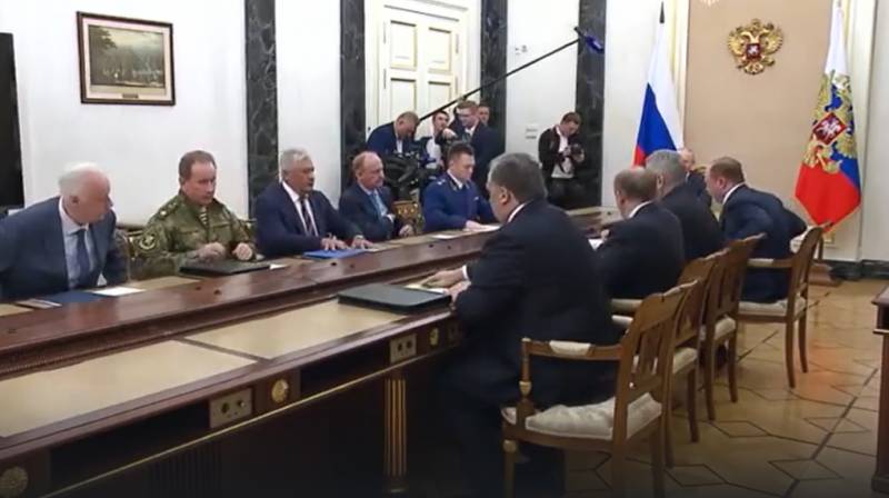 На совещании при президенте глава Росгвардии был в камуфляже, а министр обороны - в гражданском костюме