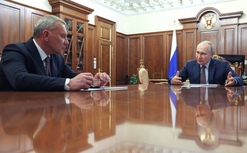 Президент обсудил создание отечественной низкоорбитальной группировки спутников с главой Роскосмоса