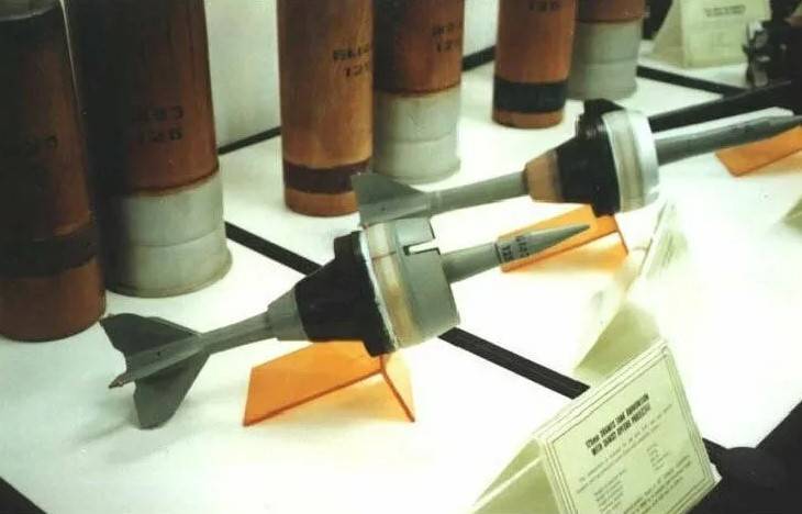 예, 소련과 현재 러시아에도 우라늄 포탄이 있습니다. 사진에서 : 열화 우라늄 코어가있는 소비에트 하위 구경 발사체 "Vant"