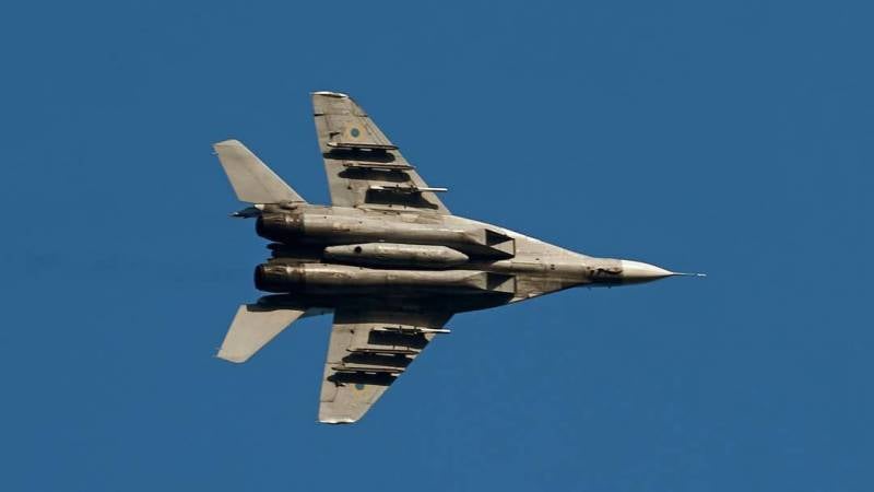 MiG-29의 날개 아래에는 무엇이 있습니까?