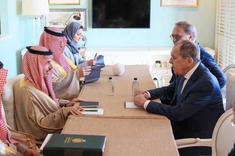 Le chef du ministère des Affaires étrangères d'Arabie saoudite lors d'une réunion avec son homologue russe a annoncé la position de Riyad sur la crise ukrainienne