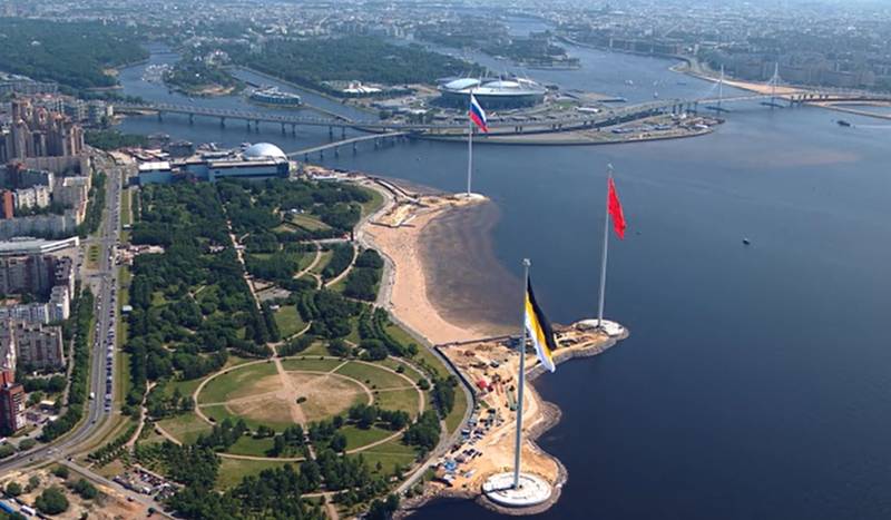 У флага СССР - центральное место: флаги Российской империи, Советского Союза и Российской Федерации подняли на берегу Финского залива в Санкт-Петербурге