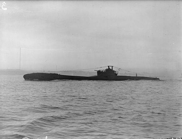 英国皇家海军忒提斯号和英国皇家海军雷霆号。 一艘有两个名字的潜艇