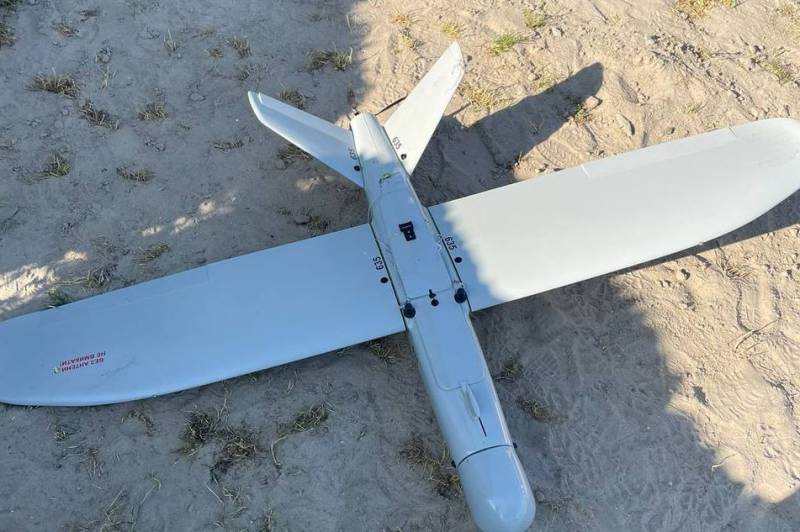 Er worden foto's getoond van een Oekraïense drone die door Russische grenswachten met behulp van elektronische oorlogsvoering aan de grond is gezet