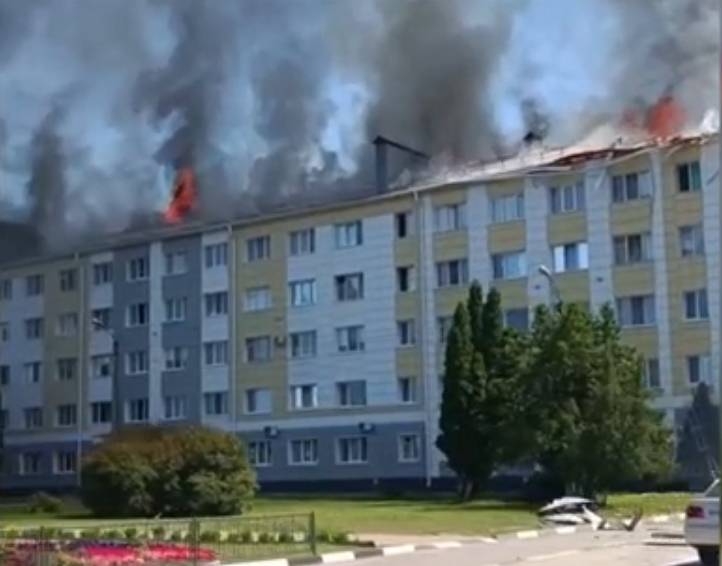 Ukrayna Silahlı Kuvvetleri'nin bombardımanı sonucu Shebekino'da bir konut binası alev aldı.