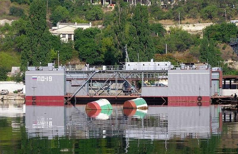 В Южной бухте Севастополя затонул плавдок ПД-19 вместе с лоцманским судном