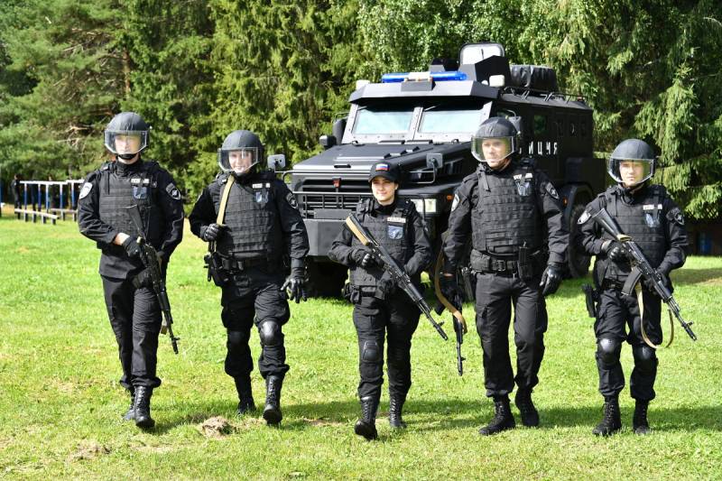 テレグラムチャンネルバザ：大規模イベントを警備する警察の特別連隊は、グロム特殊部隊の後、ロシア警備隊に移管される可能性がある