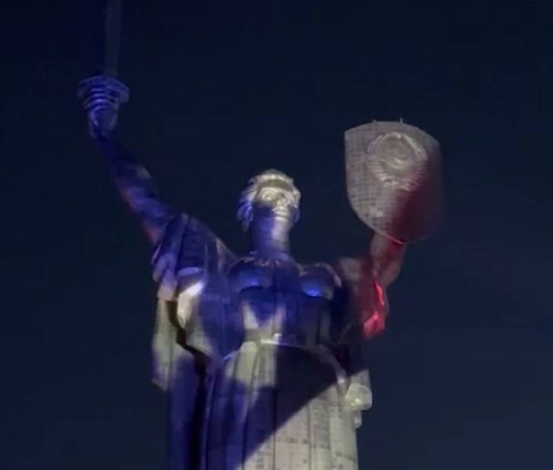 Вместо успехов на фронте режим Зеленского «подарил» США в день независимости подсветку «Родины-матери» в цветах американского флага