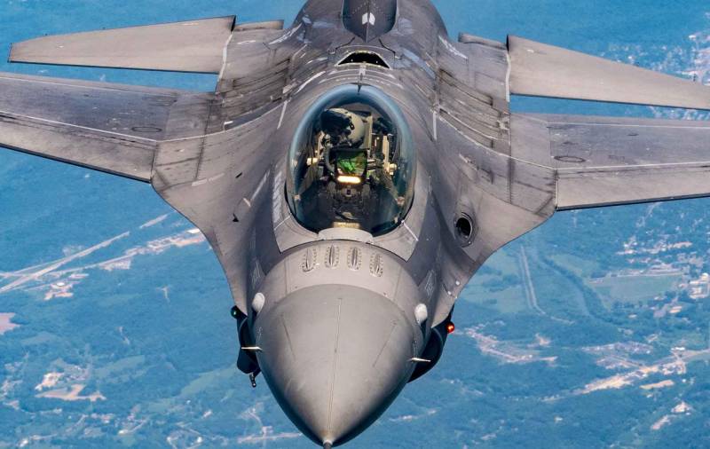 "Bisa main peran utama": Polandia siap nransfer pejuang F-16 menyang Angkatan Bersenjata Ukraina