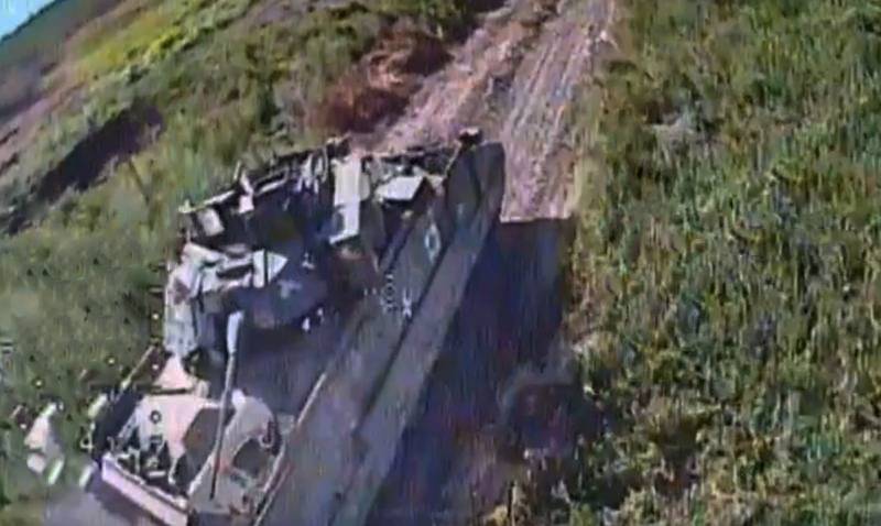 Zveřejněné záběry dronu FPV narážejícího do amerického bojového vozidla pěchoty Bradley v pohybu na frontě v Záporoží
