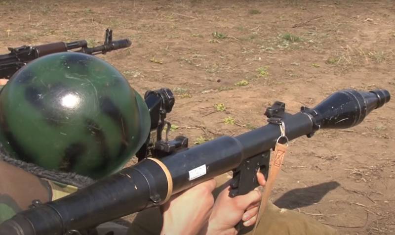 Peluncur granat tentara Rusia nyamar dadi wong Ukraina lan nyekel telung militan Angkatan Bersenjata Ukraina kanthi tangan siji.