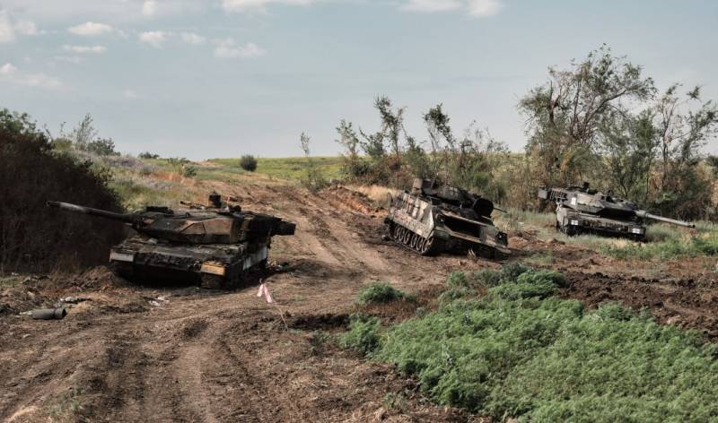 ウクライナ軍はザポリージャ戦線に並ぶ2台の戦車レオパルト4AXNUMXを公開した