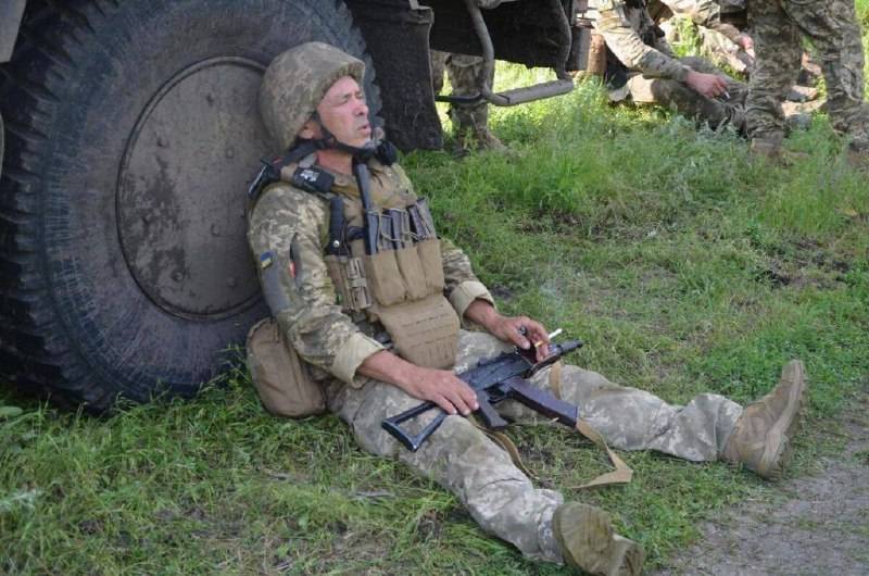 미군 전문가는 최전선에서 우크라이나 군대의 대규모 탈영과 불복종에 대해 씁니다.