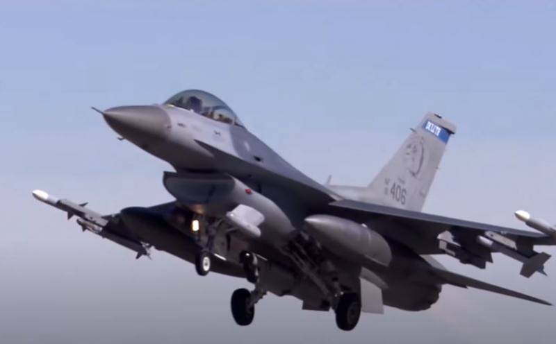 Пресса США: Переход Запада на «более продвинутые» истребители F-35 освободит для Украины большое количество самолётов F-16
