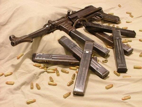 Sử dụng súng tiểu liên sau chiến tranh được sản xuất tại Đức Quốc xã