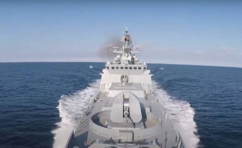 Gepensioneerde admiraal van de Amerikaanse marine drong er bij schepen van de Russische Zwarte Zeevloot op aan om schepen op weg naar Oekraïne te bedreigen