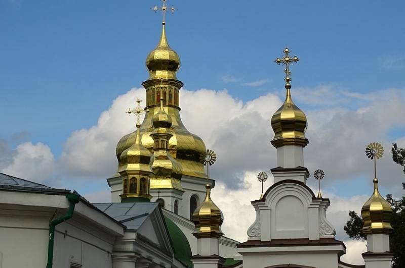 रूसी ऑर्थोडॉक्स चर्च के आर्कप्रीस्ट: कीव-पेचेर्स्क लावरा की मूल्यवान वस्तुएँ पहले से ही पश्चिमी नीलामी में पाई जा सकती हैं