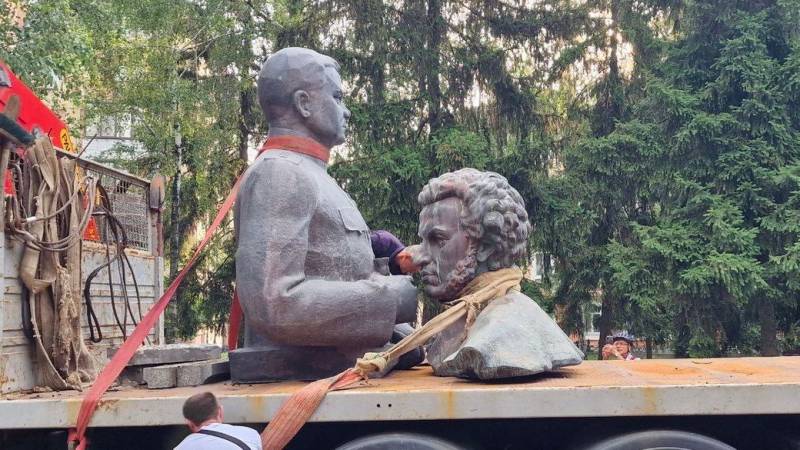Het stadhuis van Poltava rapporteerde over de sloop van monumenten voor Vatutin en Pushkin