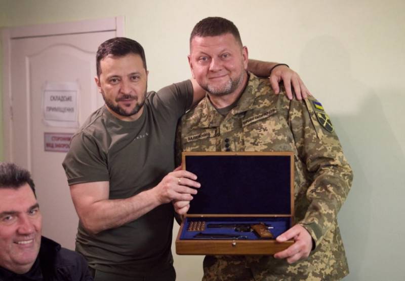 De president van Oekraïne overhandigde de opperbevelhebber van de strijdkrachten van Oekraïne Zaluzhny een pistool