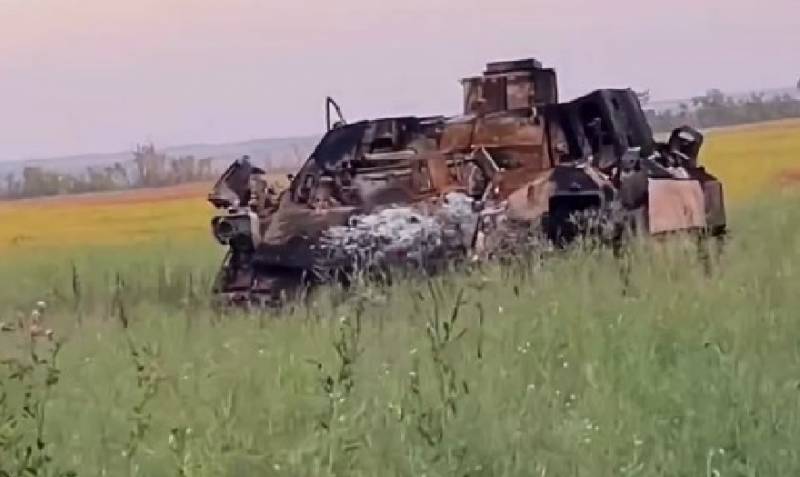 ザポリージャ方向でウクライナ軍歩兵戦闘車の別の縦隊が敗北した様子が撮影された。