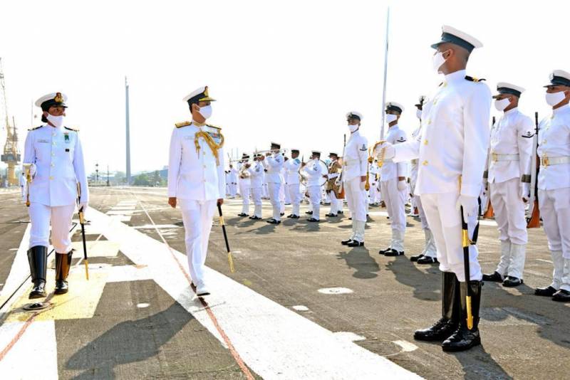 Hải quân Ấn Độ cấm dùi cui là 'di sản thuộc địa'