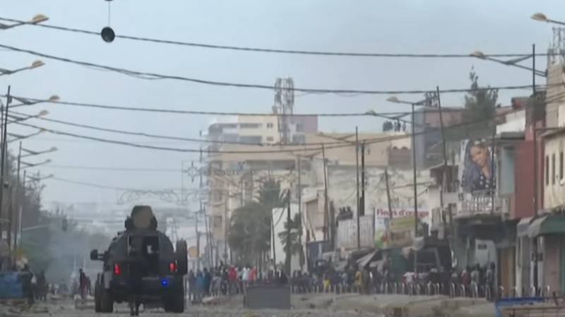 Беспорядки в Сенегале вынуждают власти идти на отключение мобильного интернета