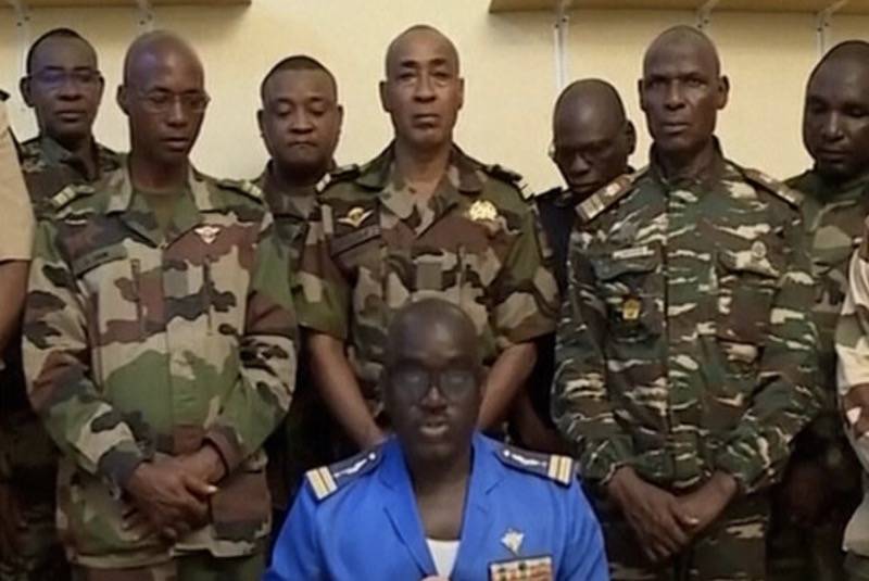 Nigerin armeija sanoi, että syrjäytetty hallitus salli Ranskan iskeä maahan